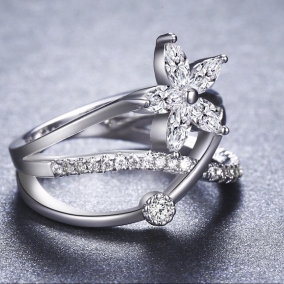 CZ Crystals Silver Ring 💍 New Size 8 - Picture 3 of 5